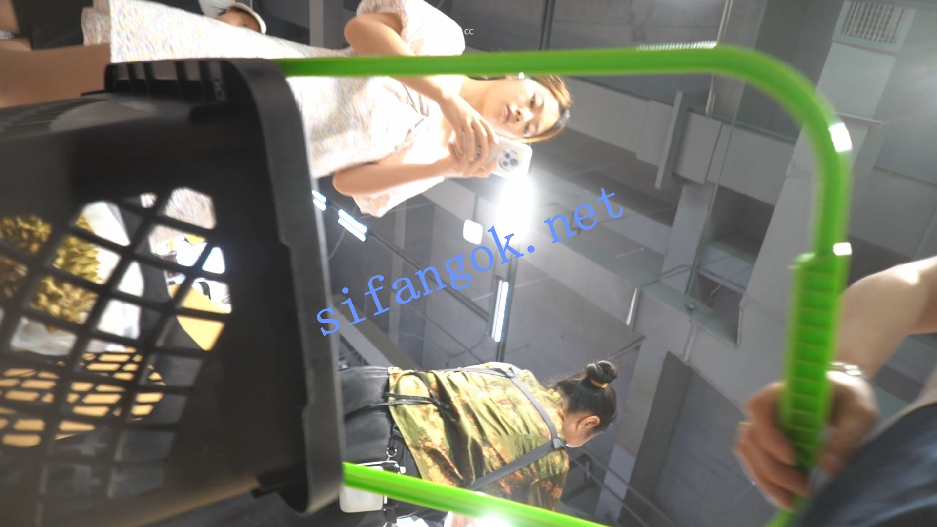 （空城原创）连衣裙小姐姐逛超市，淡黄N夹翅膀包裹翘臀