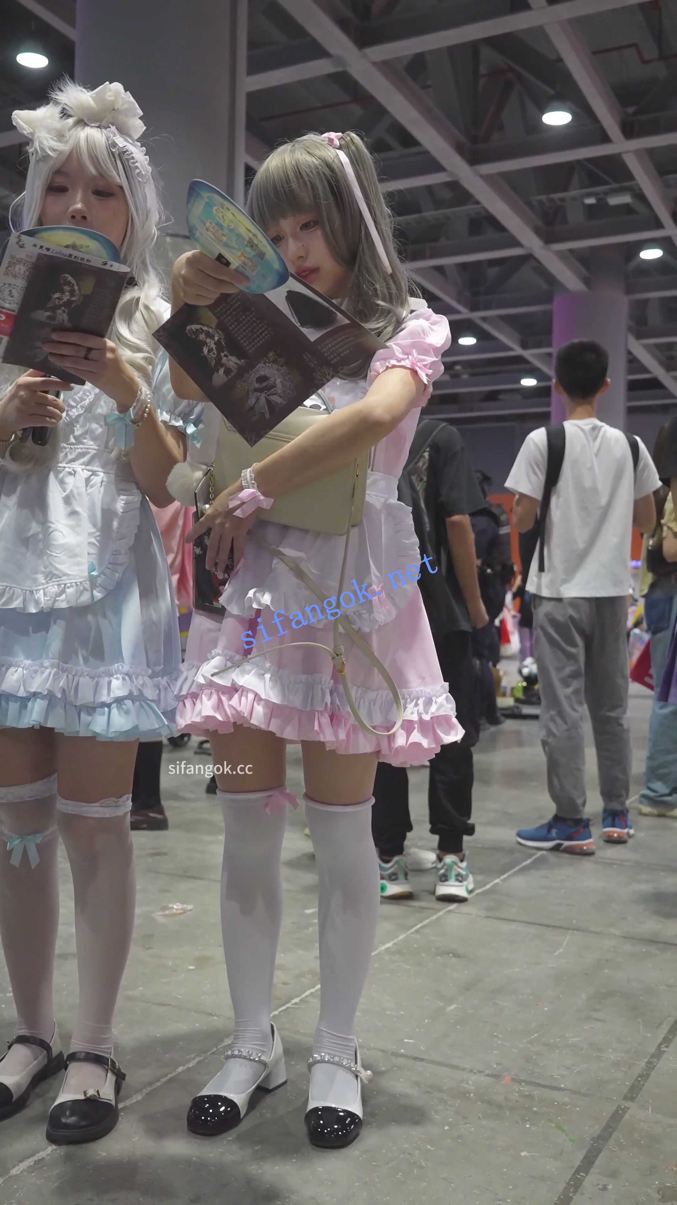 【xxn-346】两位女仆小姐姐逛街..肉色丝袜配白内买小吃被CD