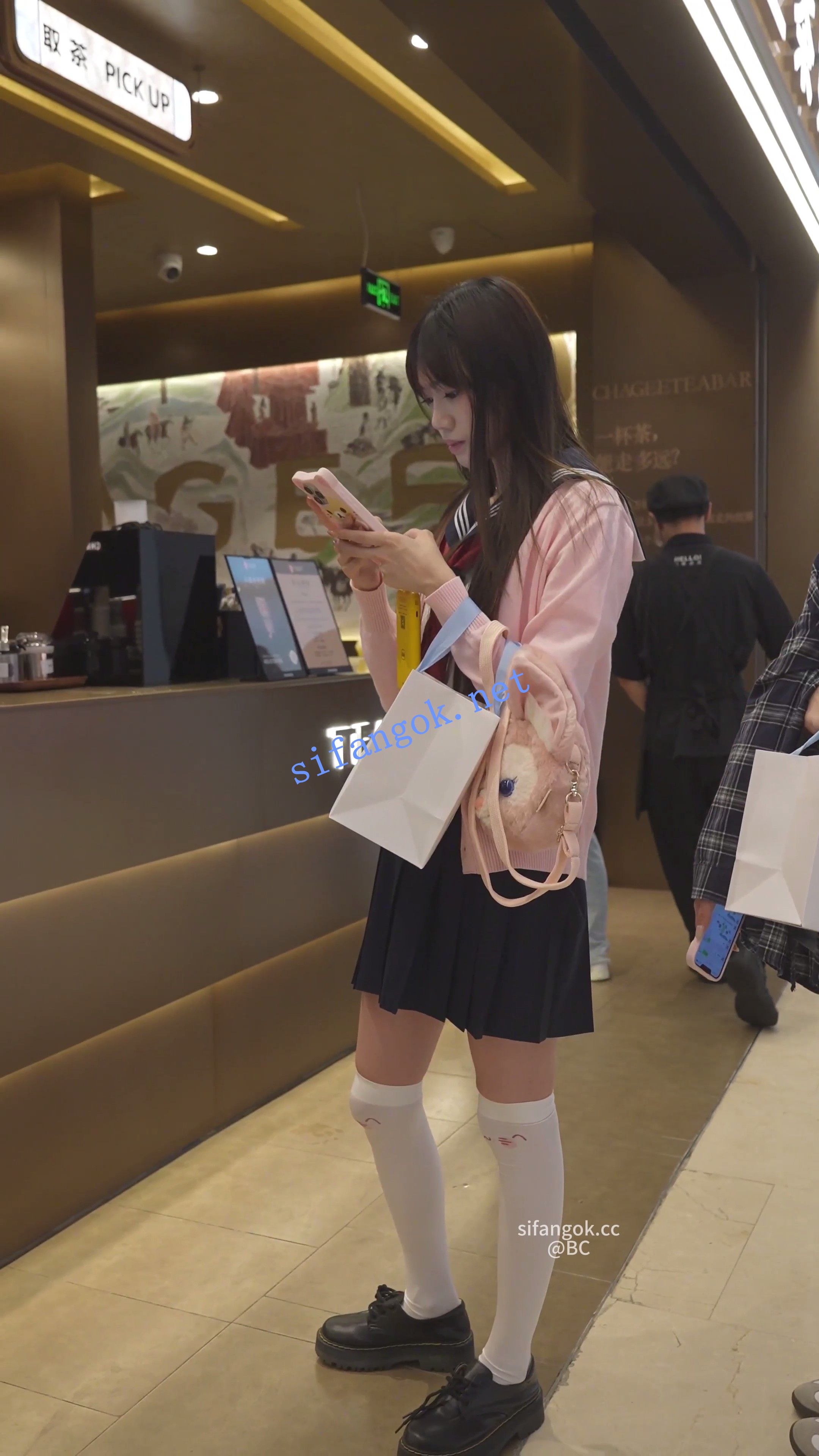 [某房同步](BC-SSS-102)外纯内骚jk商场买跳蛋..窄内阴唇侧露毛没刮干净