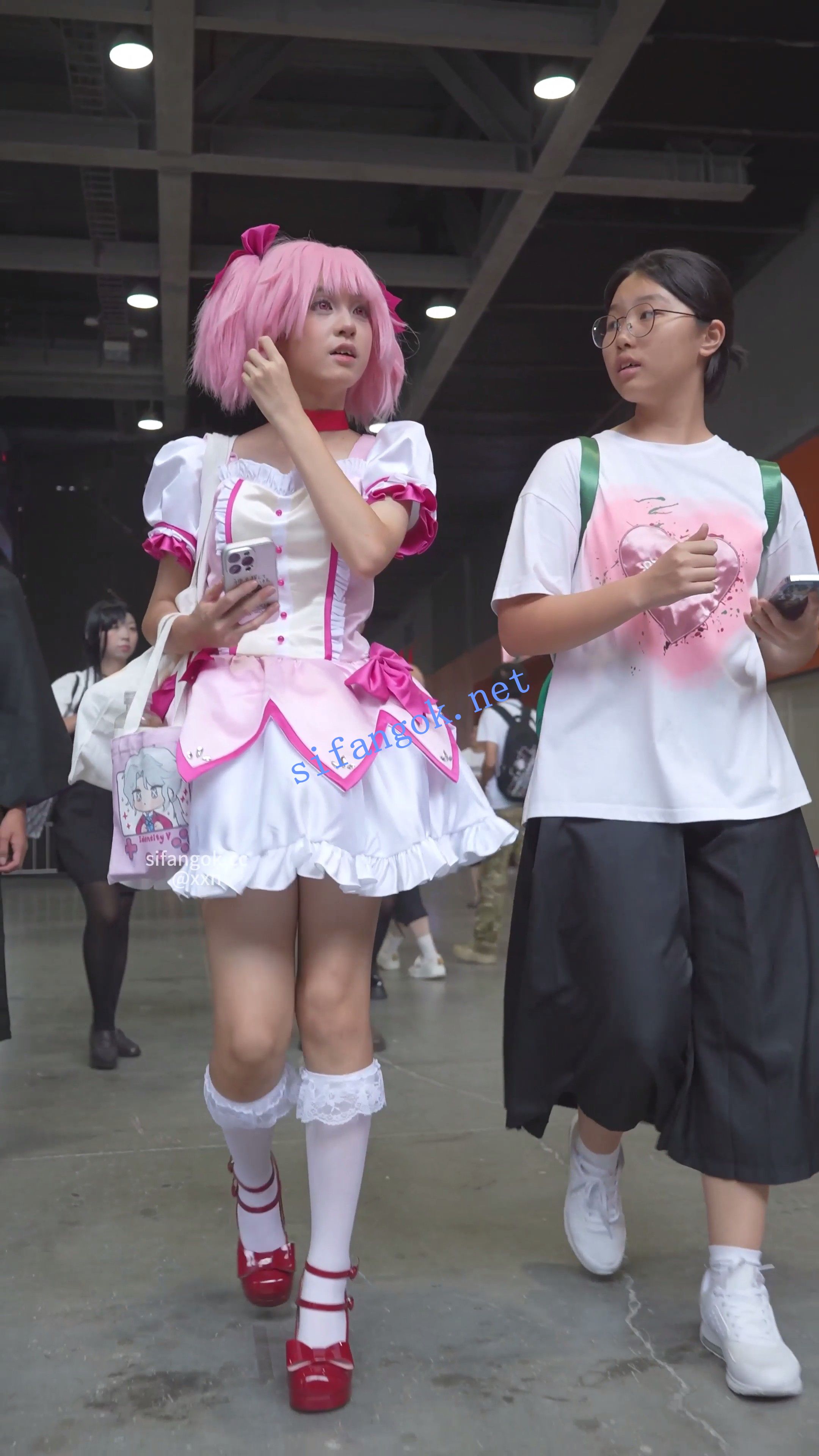 【xxn-345】小圆cos小姐姐逛街..窄内夹成丁勒出13缝前后CD