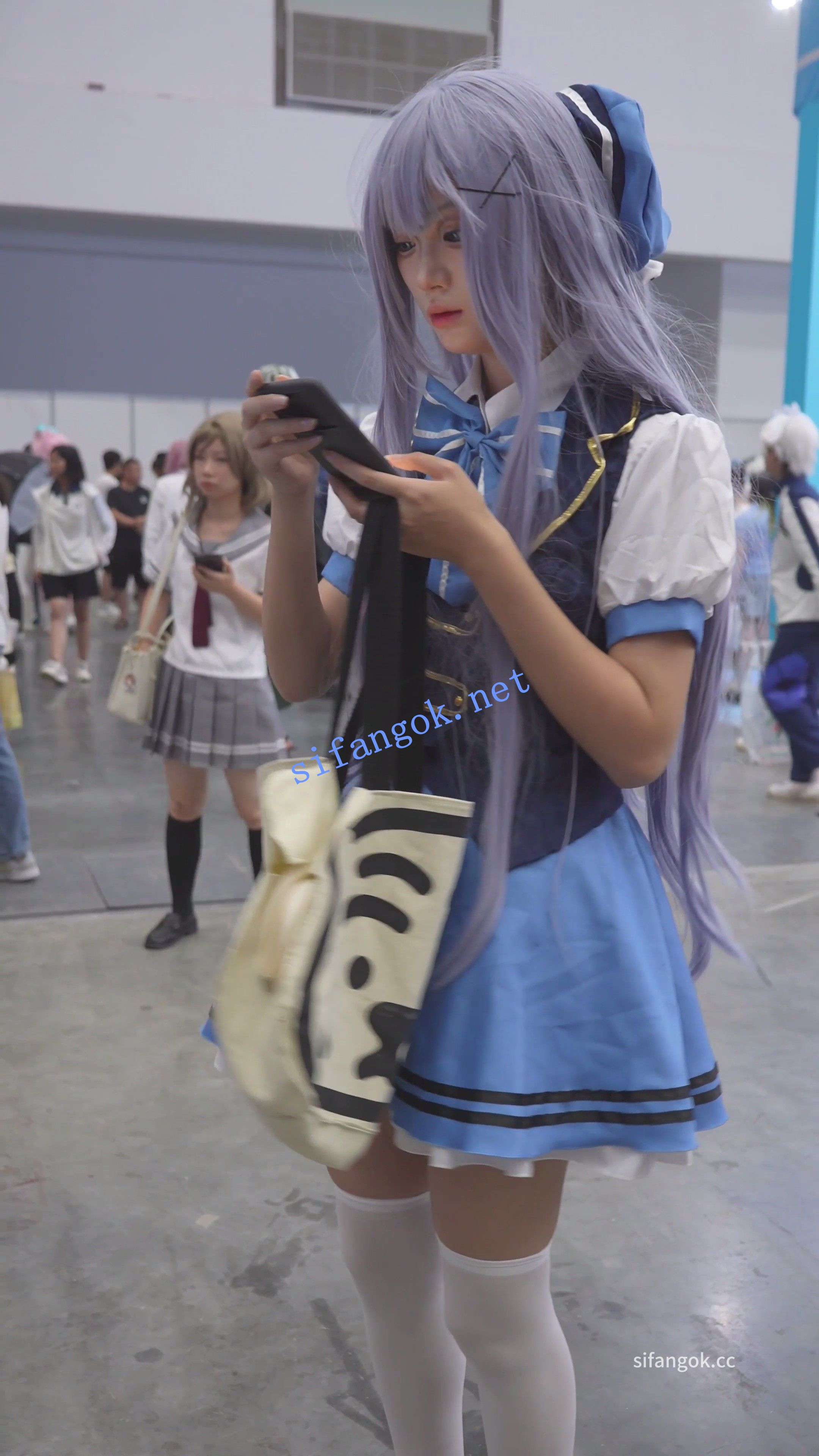 【xxn-347】蓝色制服过膝袜cos小姐姐..半蹲拍照被CD浅绿内