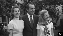 Richard Nixon with daughters 理查德·尼克松和两个女儿