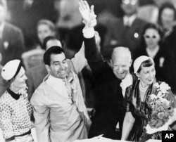 The Checkers speech taught politicians the importance of TV in creating a public image. It also helped Nixon and Eisenhower win the presidential election of 1952. They are pictured here with their wives. “跳棋演讲”让政治家们了解到电视演讲对于塑造公众形象的重要性。该演讲也帮助尼克松和艾森豪威尔赢得了1952年的总统大选。上图为他们当时和妻子的合照。