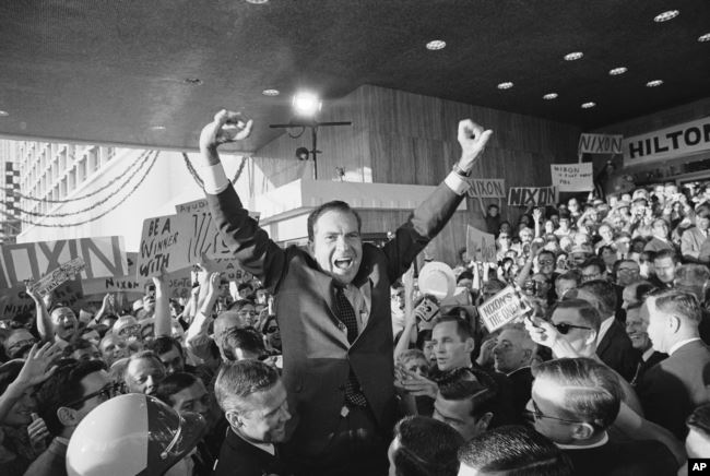 Richard Nixon makes his first public appearance in Miami Beach Aug. 5, 1968. The Republican National Convention selected Nixon as the nominee for president. (AP Photo) 理查德·尼克松于1968年8月5日在迈阿密海滩的第一次公共露面。共和党全国代表大会提名尼克松为总统候选人。（美联社照片）