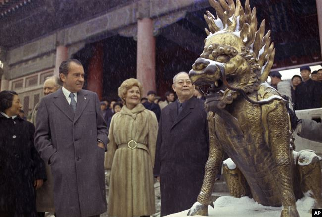 **FILE** In this Feb 24, 1972 file photo, U.S. President Richard M. Nixon and first lady Pat Nixon are seen as they visit the tombs of Chinese emperors of the Ming Dynasty, in the suburbs of China's capital of Beijing. **档案** 在这张1972年2月24日的档案照片中，美国总统理查德·M·尼克松携第一夫人帕特·尼克松参观了中国明朝皇帝的墓葬群，该墓葬群位于中国首都北京的郊区。