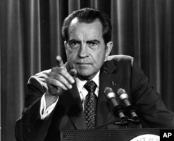 FILE - In this March 15, 1973, file photo President Nixon tells a White House news conference that he will not allow his legal counsel, John Dean, to testify on Capitol Hill in the Watergate investigation. 在这张1973年3月15日的档案照片中，尼克松总统在白宫新闻发布会上说，他不会允许他的法律顾问约翰·迪安，在水门事件调查中向国会山作证。