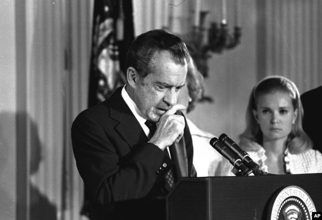 Richard Nixon bids farewell to his Cabinet, aides, and staff on August 9, 1974 1974年8月9日，理查德·尼克松和他的内阁，副官及工作人员告别。
