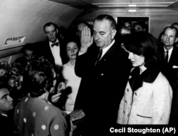 Lyndon Johnson takes the oath of office 林登·约翰逊宣誓就职