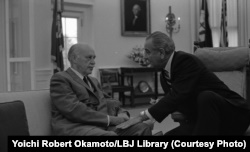 Johnson, pictured here with journalist Drew Pearson in 1967, once said, "I do understand power, whatever else may be said about me. I know where to look for it, and how to use it.'' 1967年，约翰逊和记者德鲁·皮尔森合影，他曾说：“我确实理解权力，不管别人对我如何评价。我知道去哪儿找它，并且知道如何使用它。”