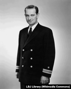 Johnson also briefly served in the Navy during World War II. 二战期间，约翰逊也曾在海军短暂服役过。