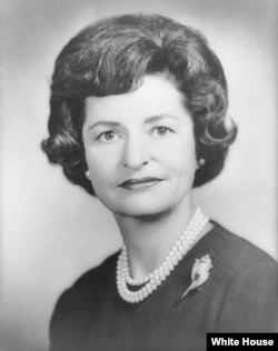 When she was a baby, the first lady's nanny said she was "as pretty as a lady bird." The nickname stuck. 当第一夫人还是一个婴儿的时候，她的保姆说她像伯德夫人一样漂亮。从此，就有了这个昵称。