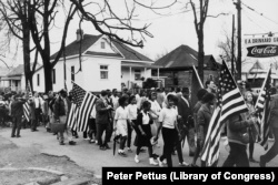 In early 1965, civil rights activists tried to register black voters around Selma, Alabama. Their actions led to violence and helped inspire Johnson to push for additional civil rights laws. 1965年初，民权积极分子尝试在阿拉巴马州的塞尔玛登记黑人投票。该活动引发了暴力事件，并且促使约翰逊加快推行了其他民权法案。