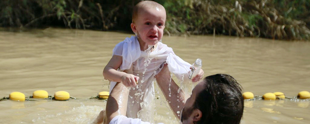 多国基督教朝圣者约旦河河水中受洗礼 进行复活节朝圣