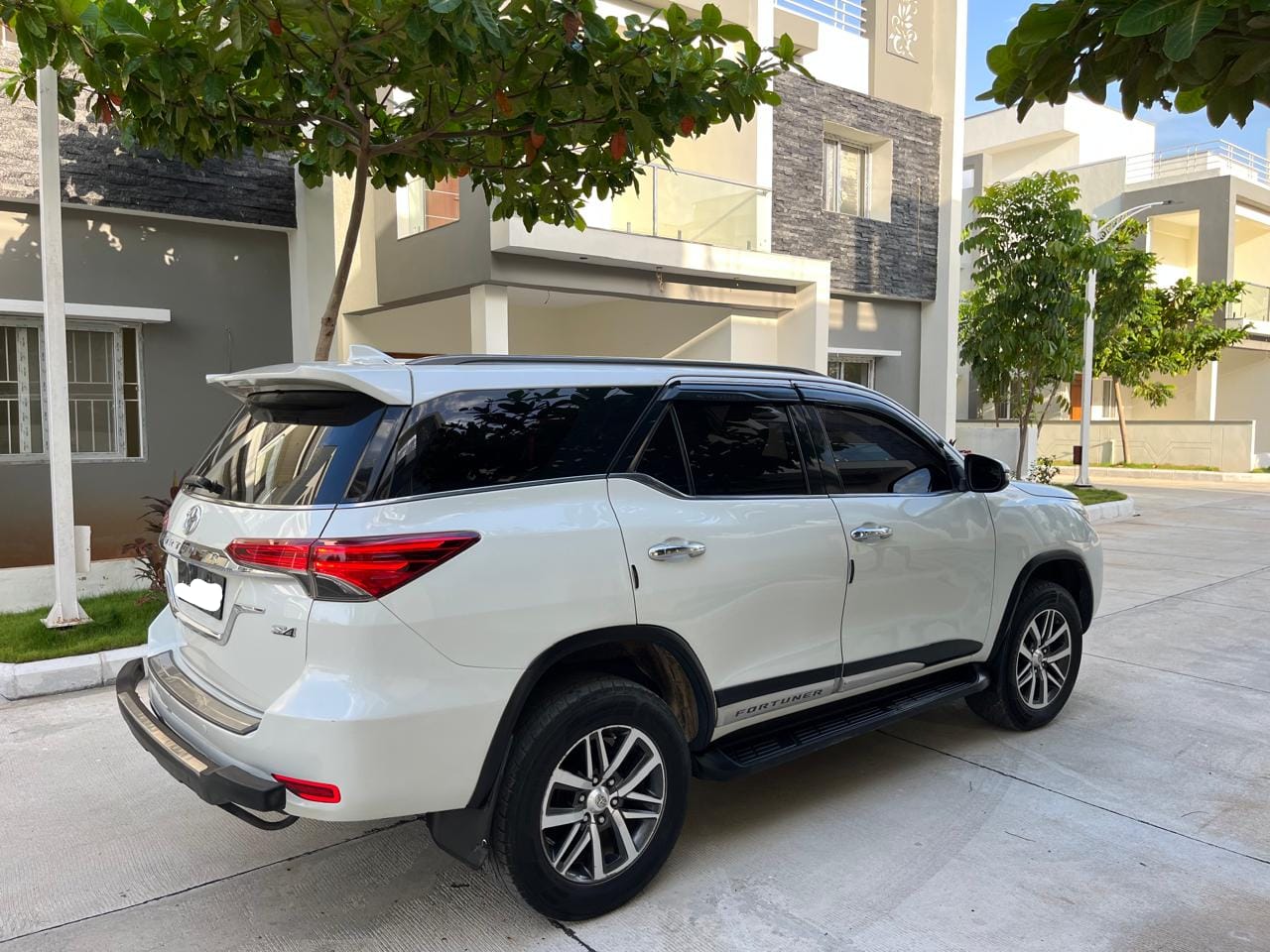 Book Toyota Fortuner