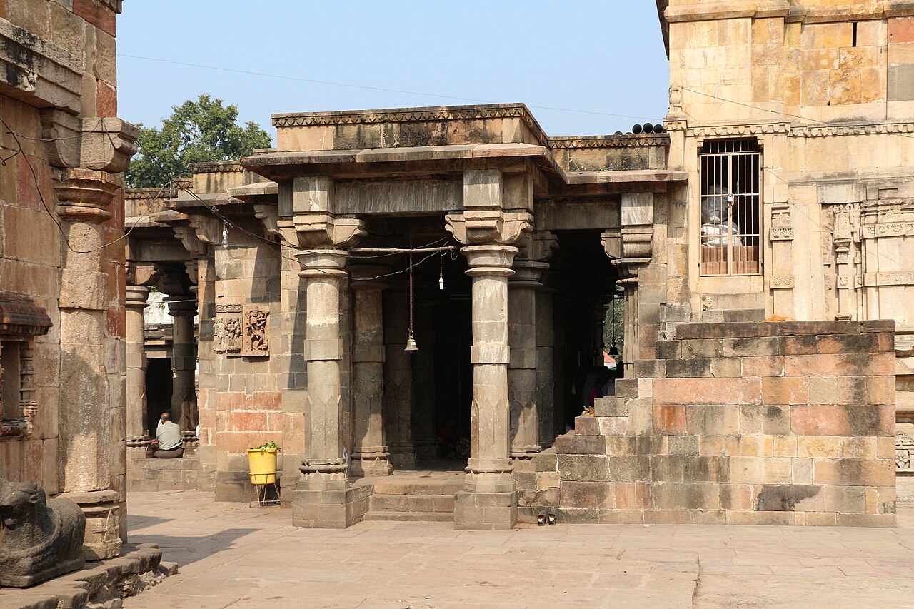 Stone pillared porch and courtyard of the Mamleshwar Temple complex at Omkareshwar