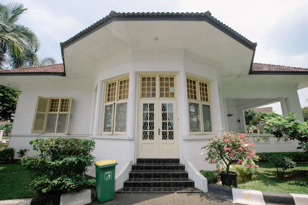 Rumah Dinas Pimpinan Bank Indonesia Jl Imam Bonjol No 27 - 4