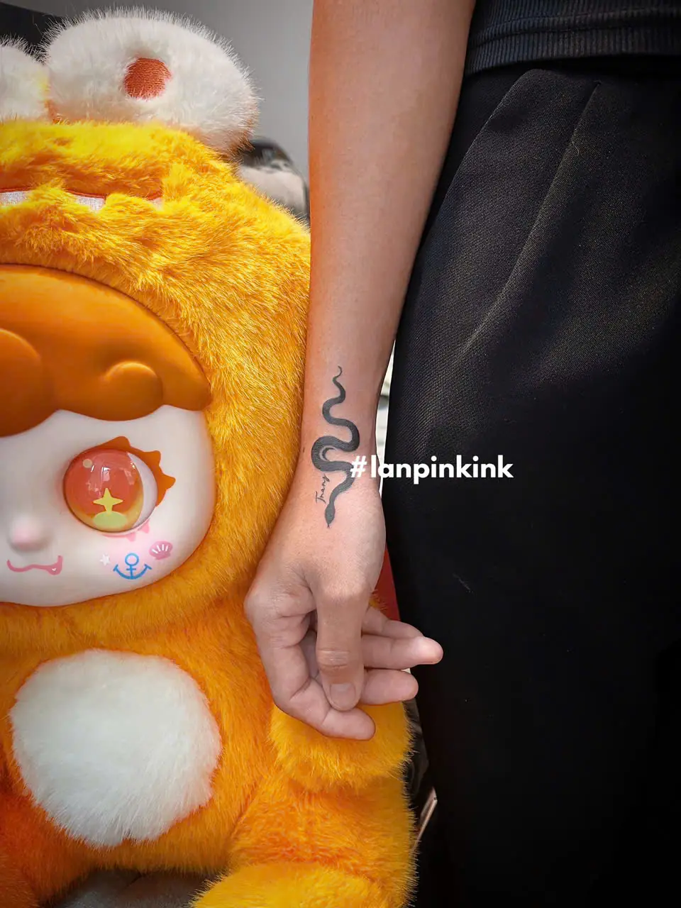 Hình xăm rắn mini ở cổ tay phong cách Fine Line tại Lan Pink Tattoo
