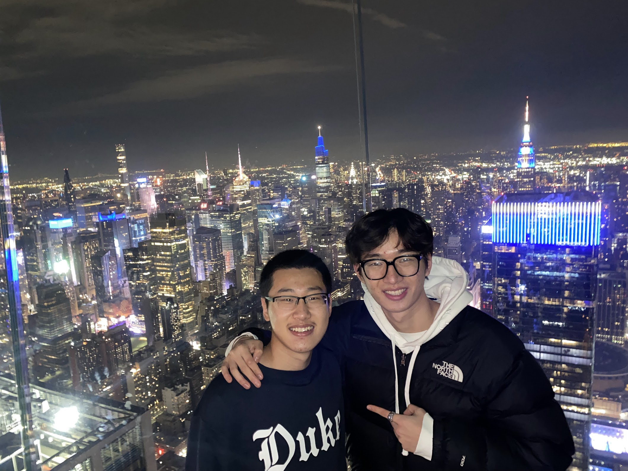 与朋友在曼哈顿最高观景平台上