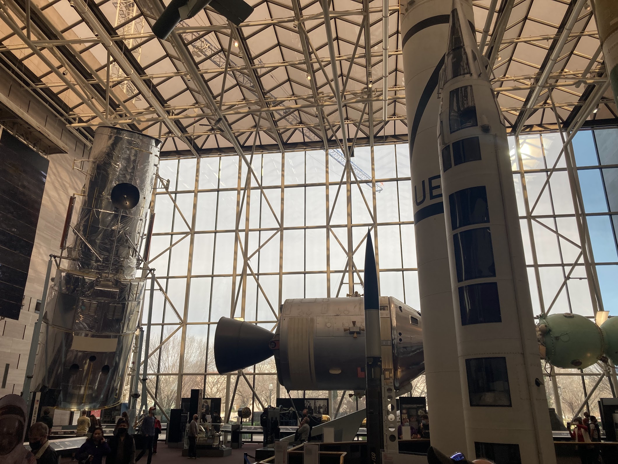 博物馆大厅，可以看到前苏联和美国的火箭和载人飞船模型