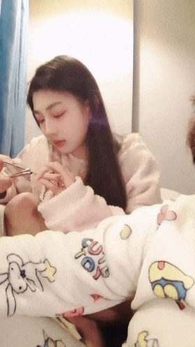 ♈ ♈ ♈2026年1月最新，江苏小情侣，【鸭鸭是个M】，居家自拍性爱，甜美女神级，肤白貌美，被男友草个不停，反差感十足！