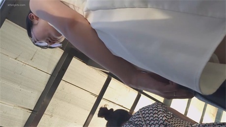 ❣️推荐❣️【公交站抄底】都是少妇御姐，有一个逼毛竟然如此之长，龟男在旁边也照拍不误1V