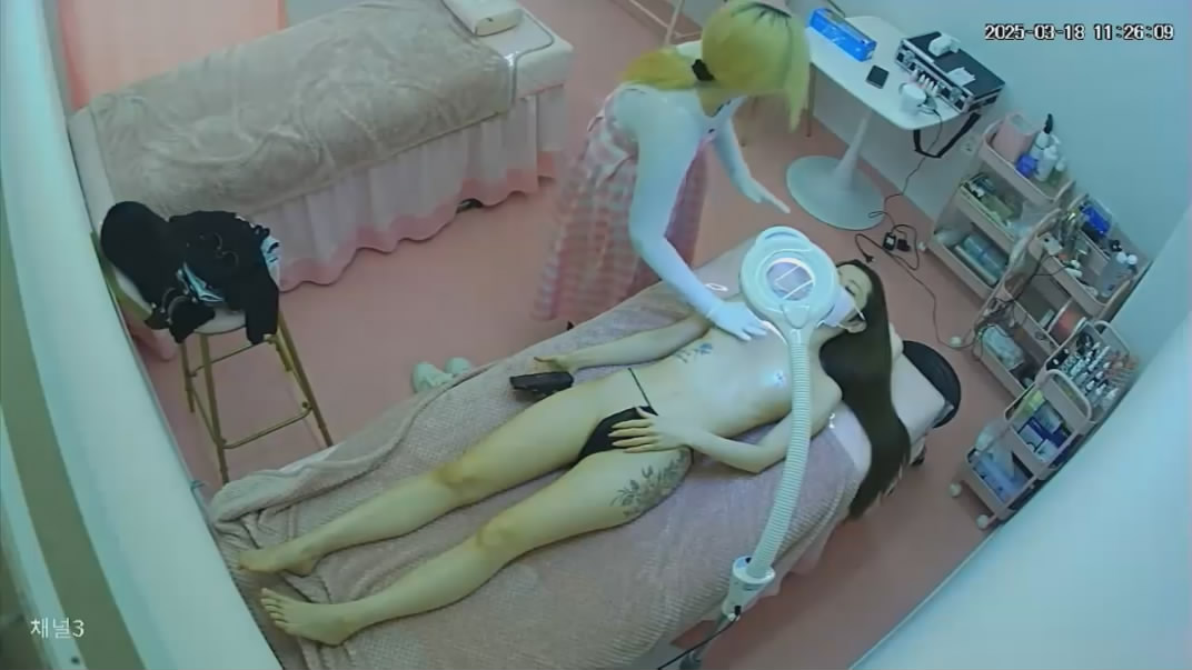 黑客破解美容整形诊所监控偷拍❤️两个贫乳靓妹做丰胸手术医生准备从臀部和阴部附近抽脂