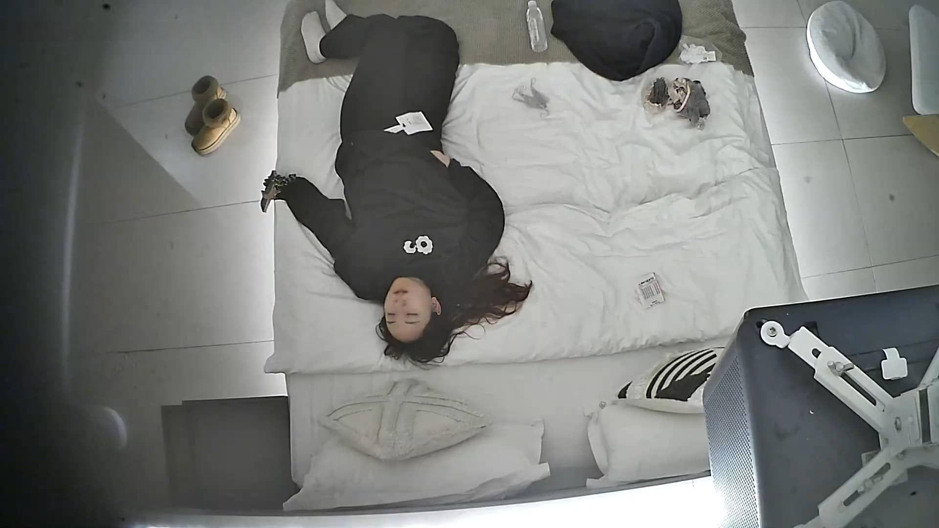 2-1流出酒店上帝视角偷拍❤️女友换上情趣睡衣后被小伙用超长大黑牛狂怼骚逼（11V)