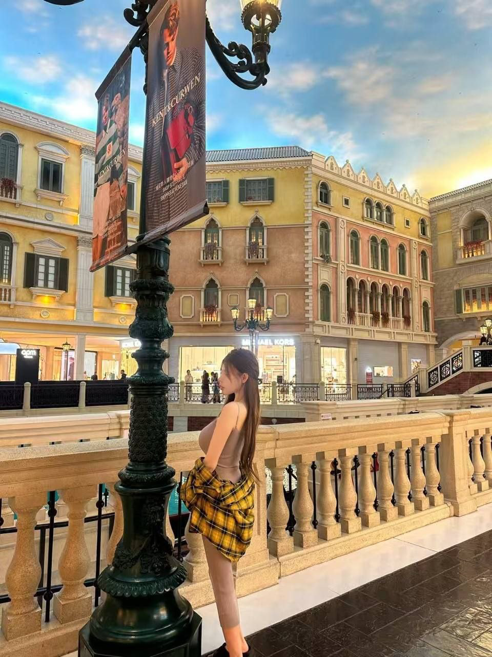 ✨【S级泄密】最新流出空降女名媛和金主酒店激情，网红脸巨乳身材很极品，满背符文后入的时候视觉冲击感很强口活一看就很好包裹感极强