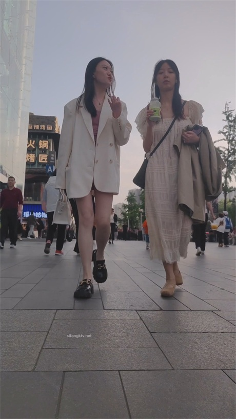 ❣️推荐❣️抄底【靓女包臀裙】跟了一路，买奶茶的时候逮着机会猛拍，差点就把镜头伸裙子里了1V