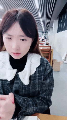 ♈ ♈ ♈2026年1月最新，大三学生妹的一天，【柚子】，白天在图书馆，复习准备期末考试，夜幕降临，约炮友酒店开房，快乐刺激！