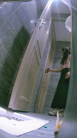 ⚫️精品厕拍，酒吧女厕固定机位真实偷拍超多漂亮小姐姐方便，各种类型，看点十足⑴