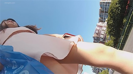 ❣️推荐❣️【公交站抄底】各式好身材大长腿，长裙也要伸到里面强行拍摄1V