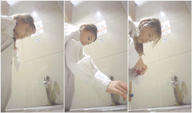 商场女厕全家偷拍粉嫩的小美女食物中毒了❤️又拉又吐的还摔倒了