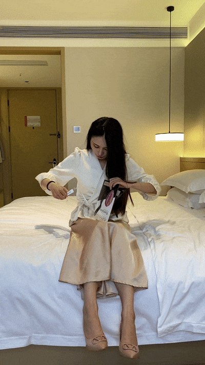 ♈ ♈ ♈2025年12月最新，重磅泄密，【中原炮王】，4K超清画质，约炮极品小姐姐，完美露脸，白虎美穴被干喷，水量相当大！