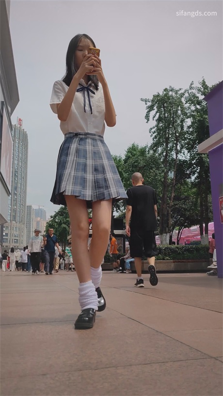 ❣️推荐❣️抄底嫩妹【JK泡泡袜嫩妹】这小身板好有援助交际的感觉，白内裤，怼逼太近被发现了1V