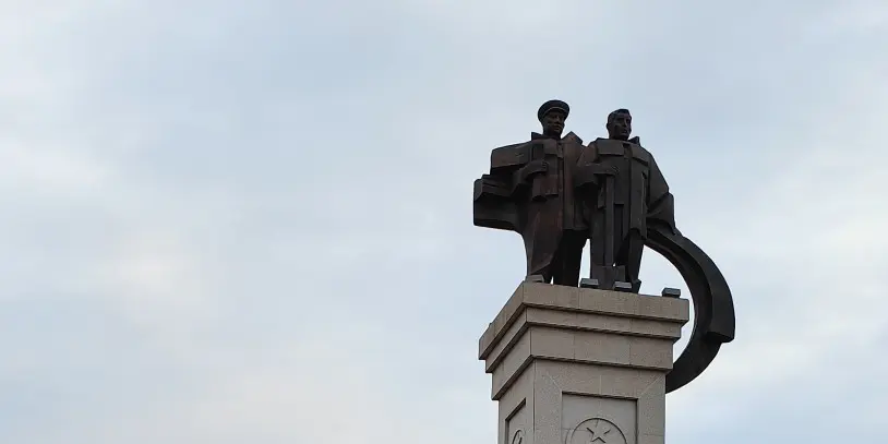 鹿寨兩個人雕像