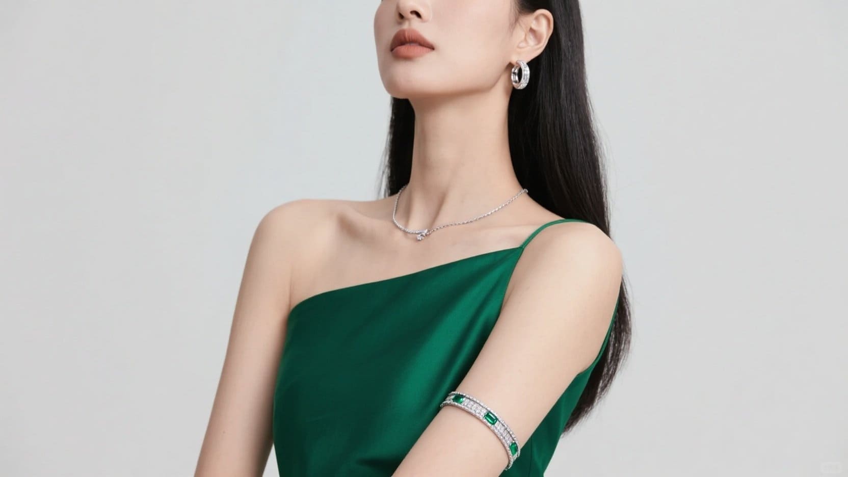 2025 Style Match: Best Jewelry to Wear with an Emerald Green Dress 