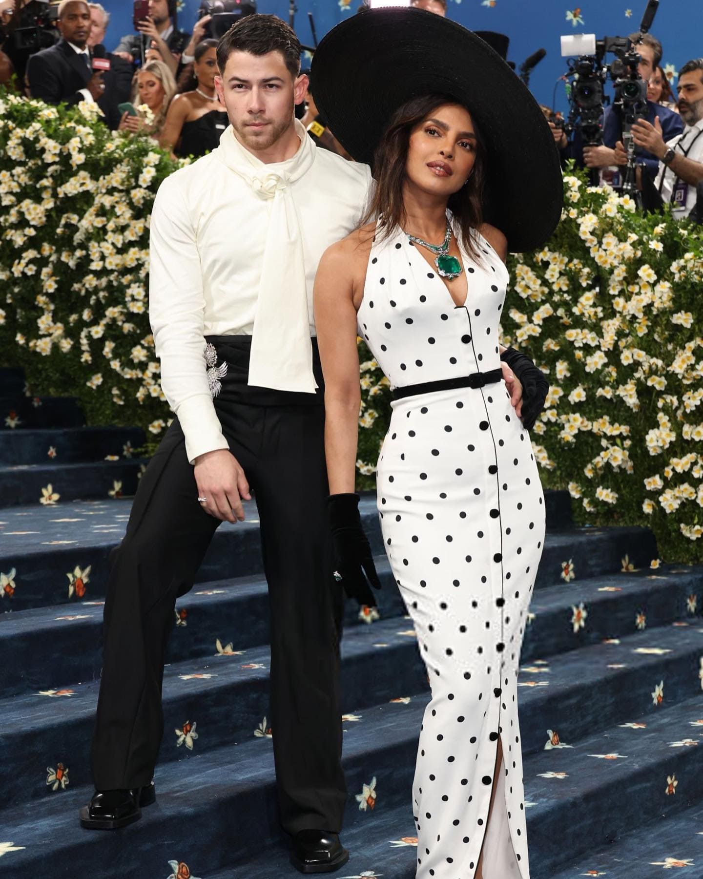 The 2025 Met Gala ball was held on the evening of May 5, and Indian actress and author Priyanka Chopra Jonas wowed the crowd and set a new record for Met Gala red carpet jewelry with her wearing of an epic, giant emerald pendant Bulgari necklace.