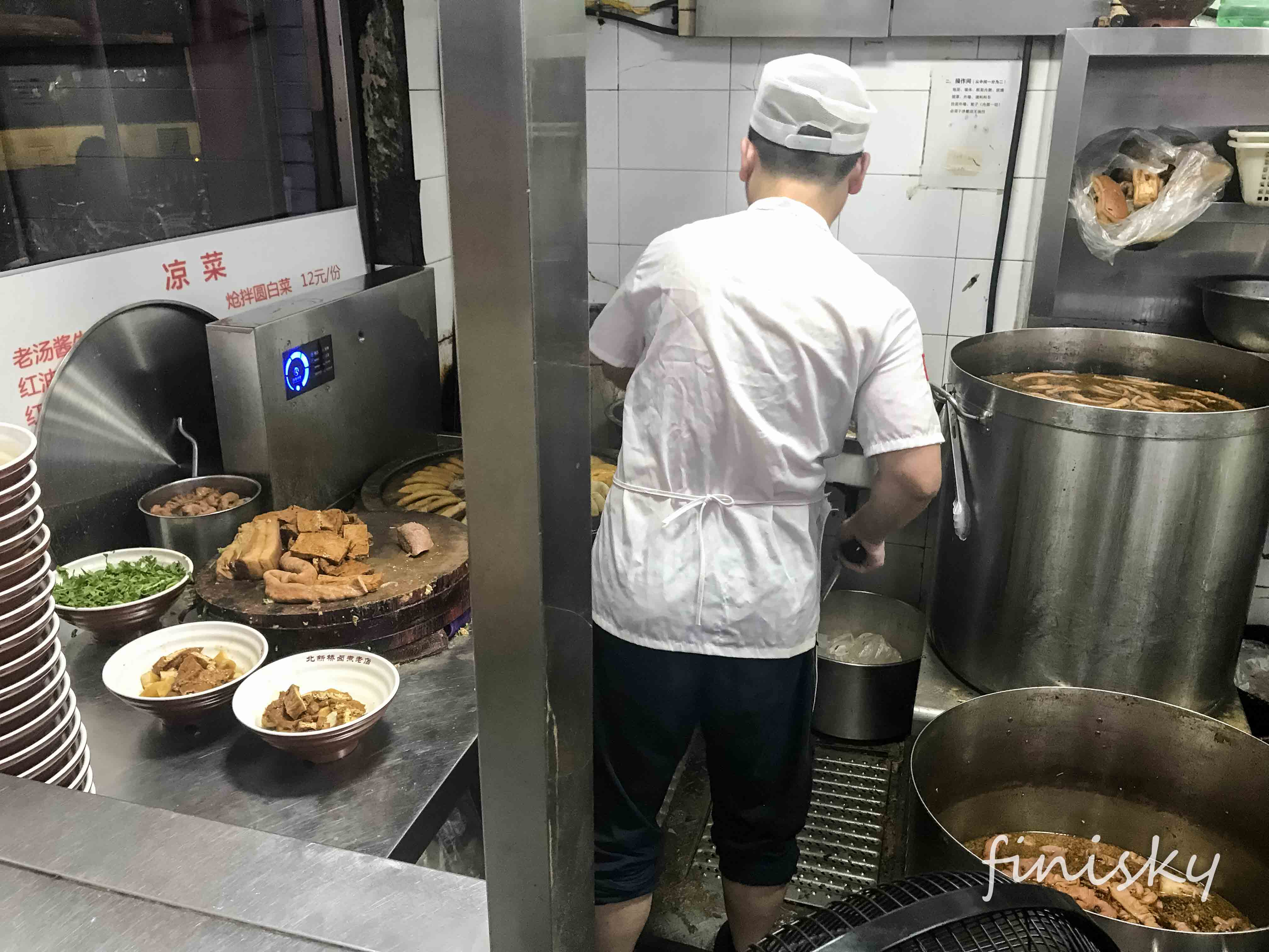 北新桥卤煮，师傅正在切火烧