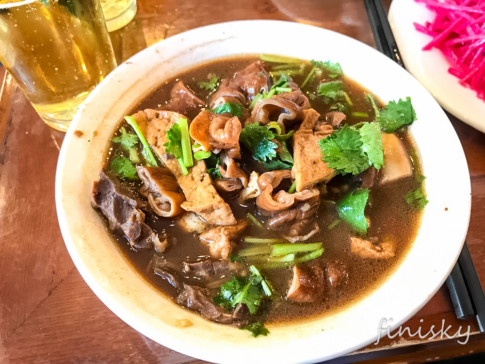 小肠陈北新桥卤煮，师傅正在切火烧