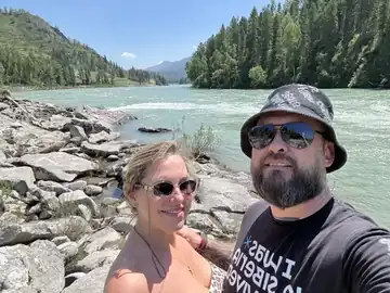 Основатели у реки на Алтае