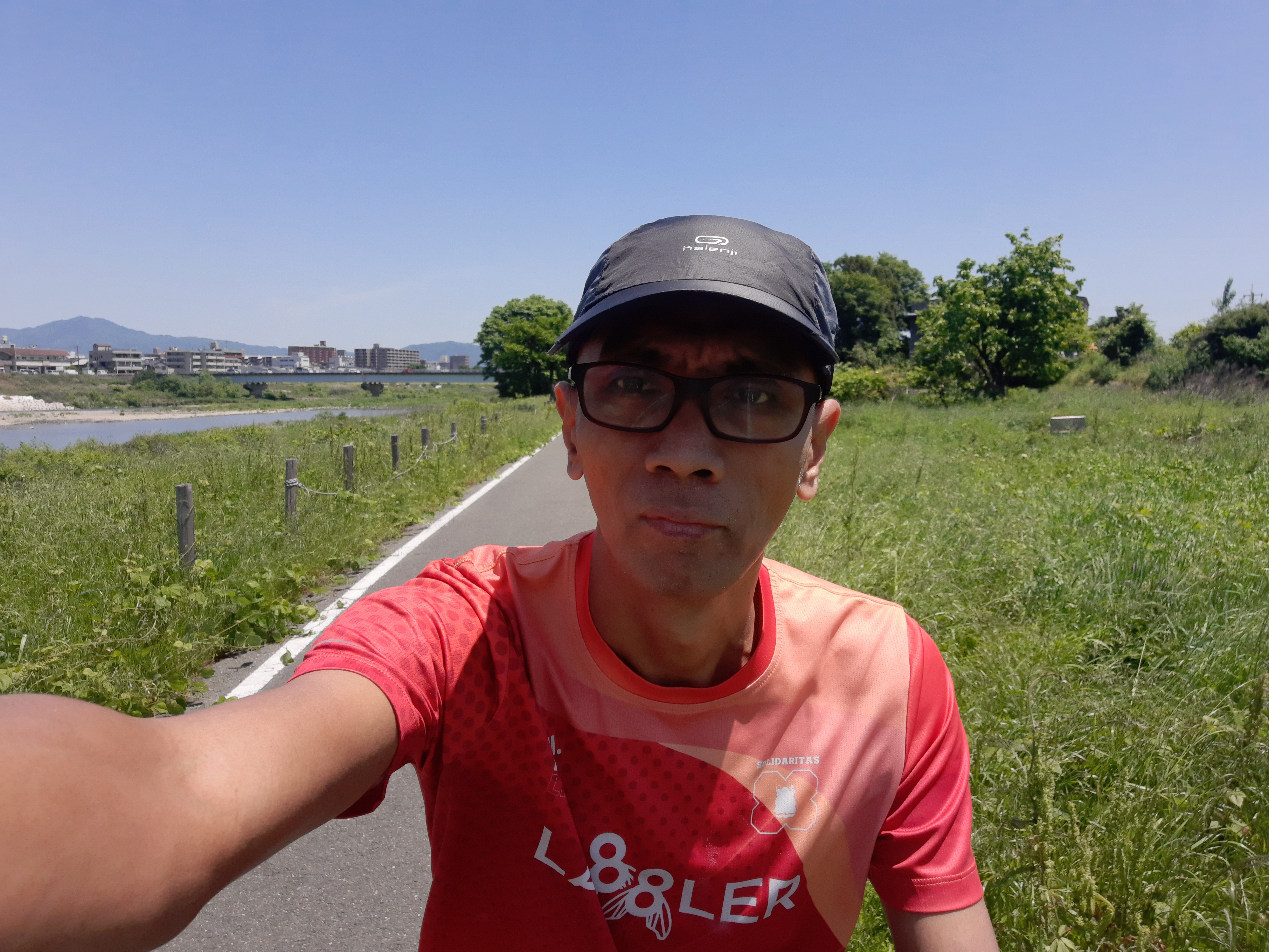 Menyusuri trek sepedaan Sungai Katsuragawa.