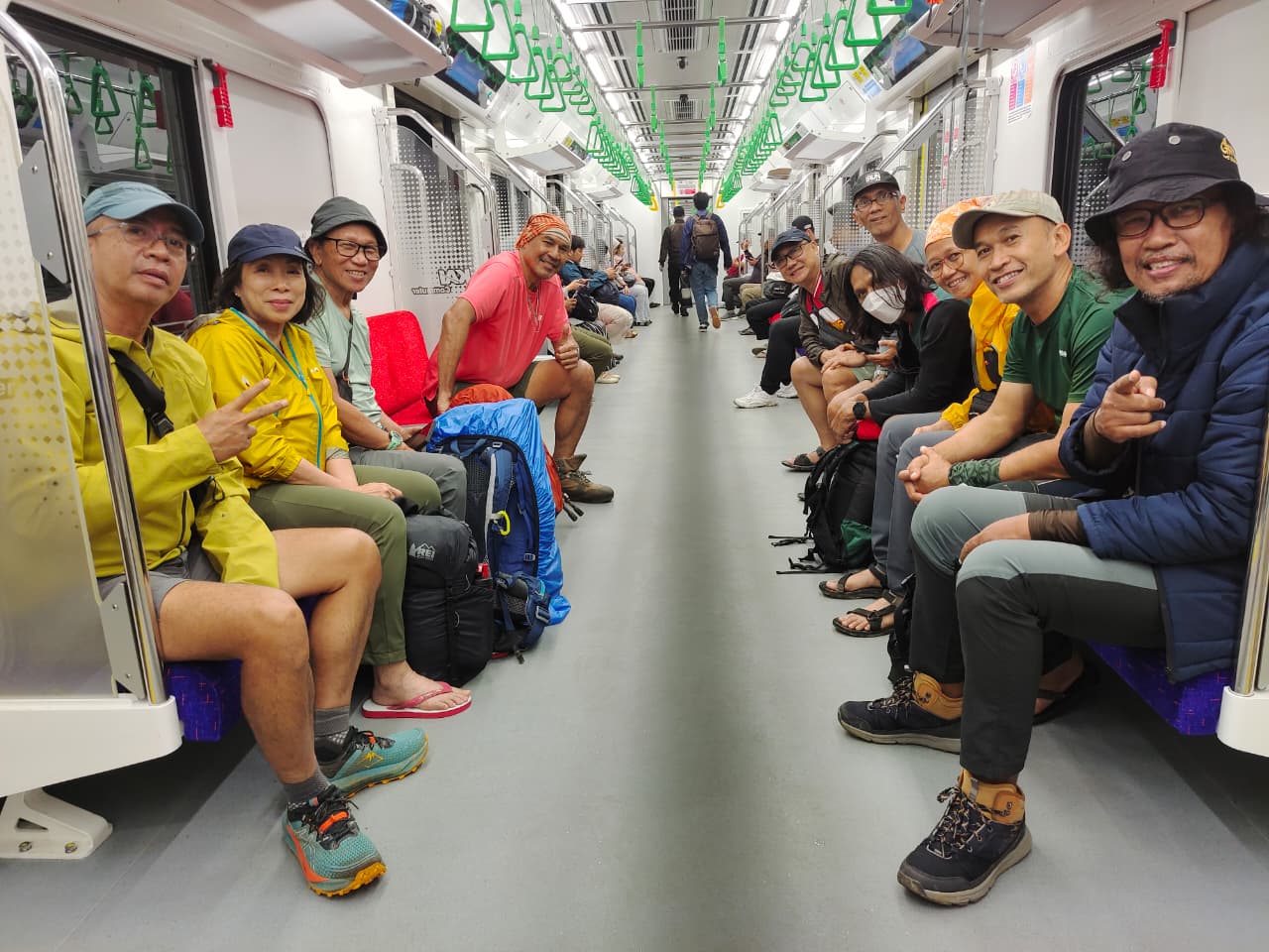 Perjalanan balik ke Jakarta menggunakan KRL Bogor - Jakarta Kota. Gerbongnya baru