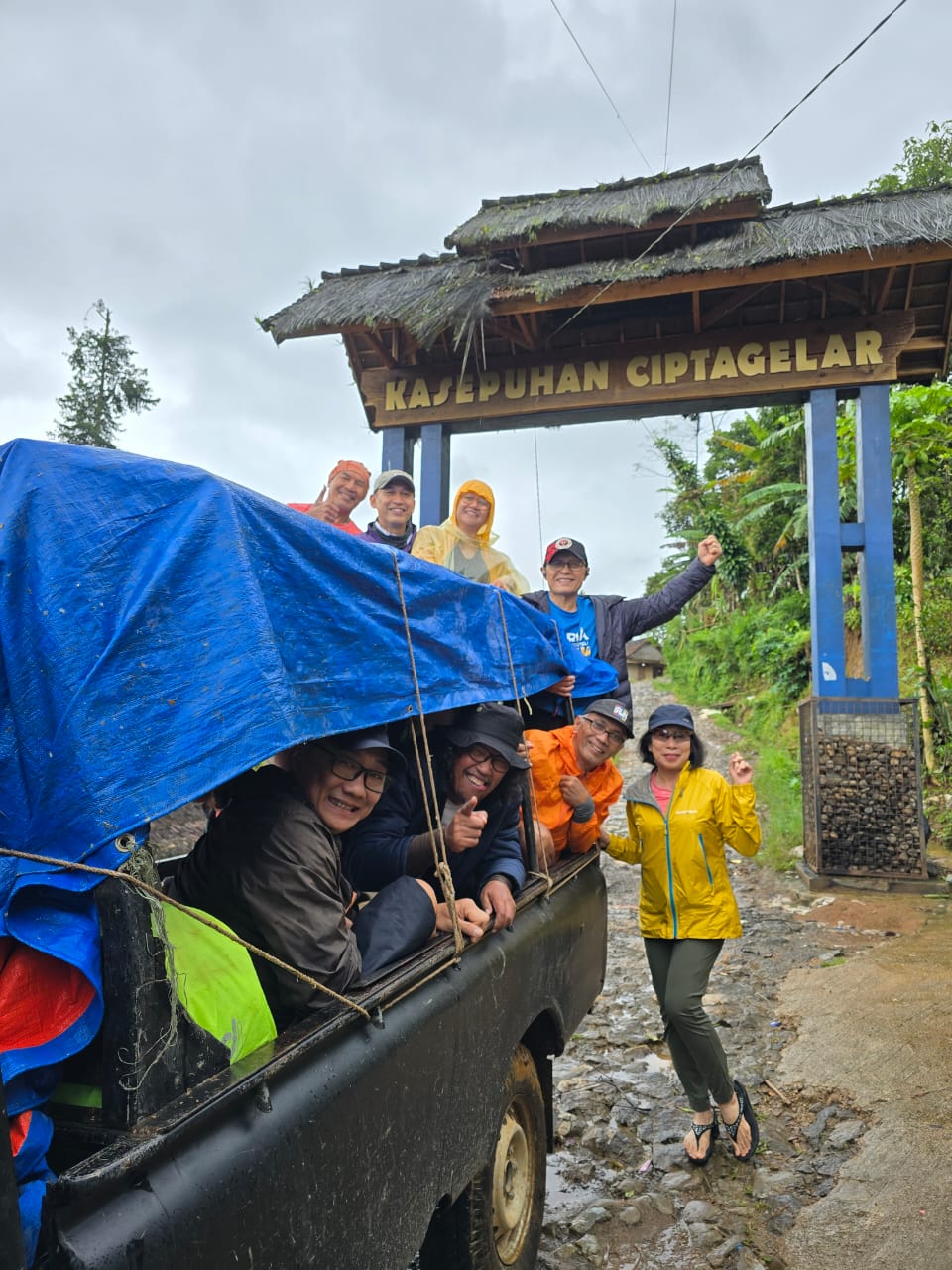 Pulangnya ogah jalan kaki. Eh, ternyata sama capeknya (menurut keyakinanku)