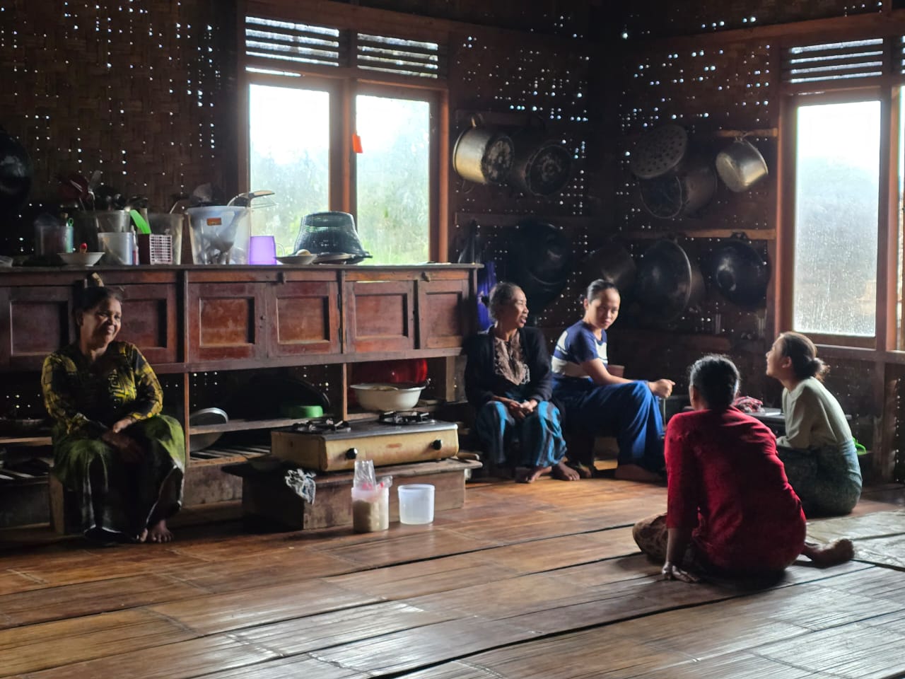 Ibu-ibu bagian konsumsi. Mereka yang memberi makan para tamu.
