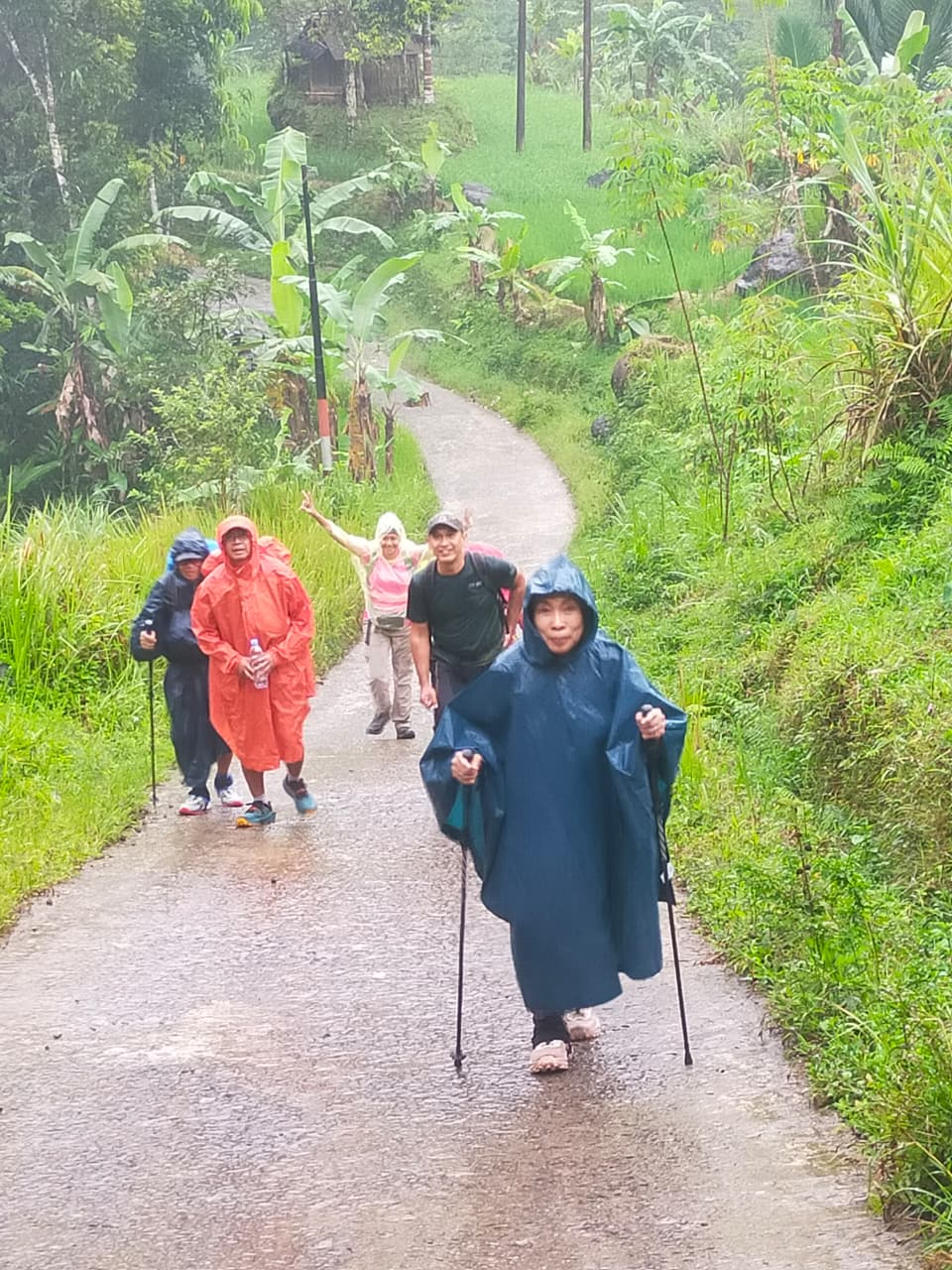 Mengenang masa kecil hujan-hujanan.