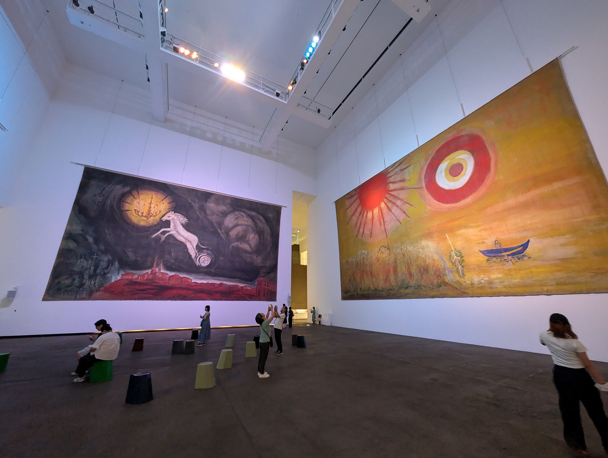 美术馆内巨幅画作