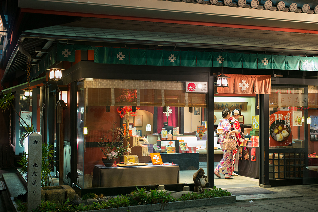 商店里穿和服的女孩