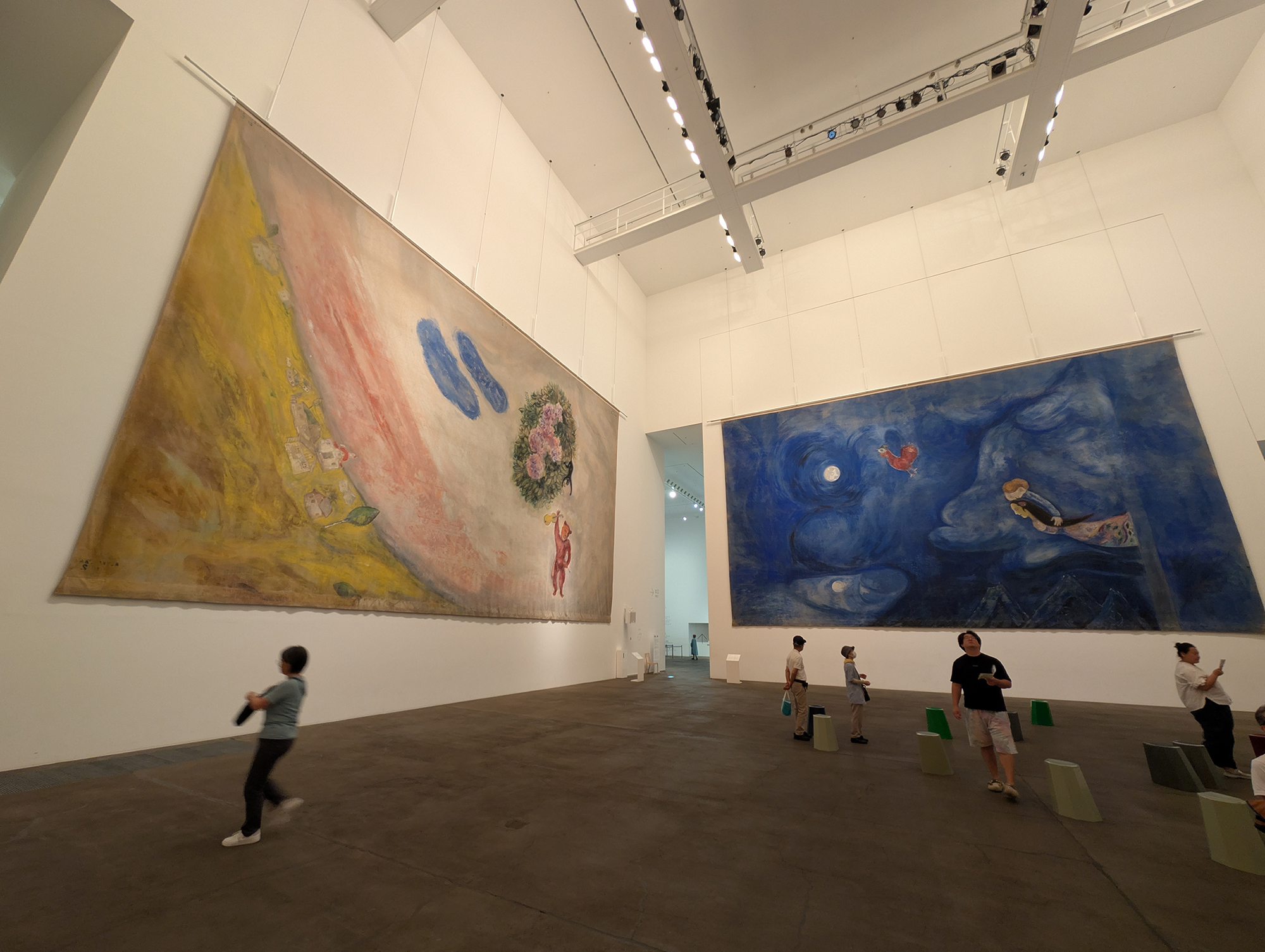 美术馆内巨幅画作