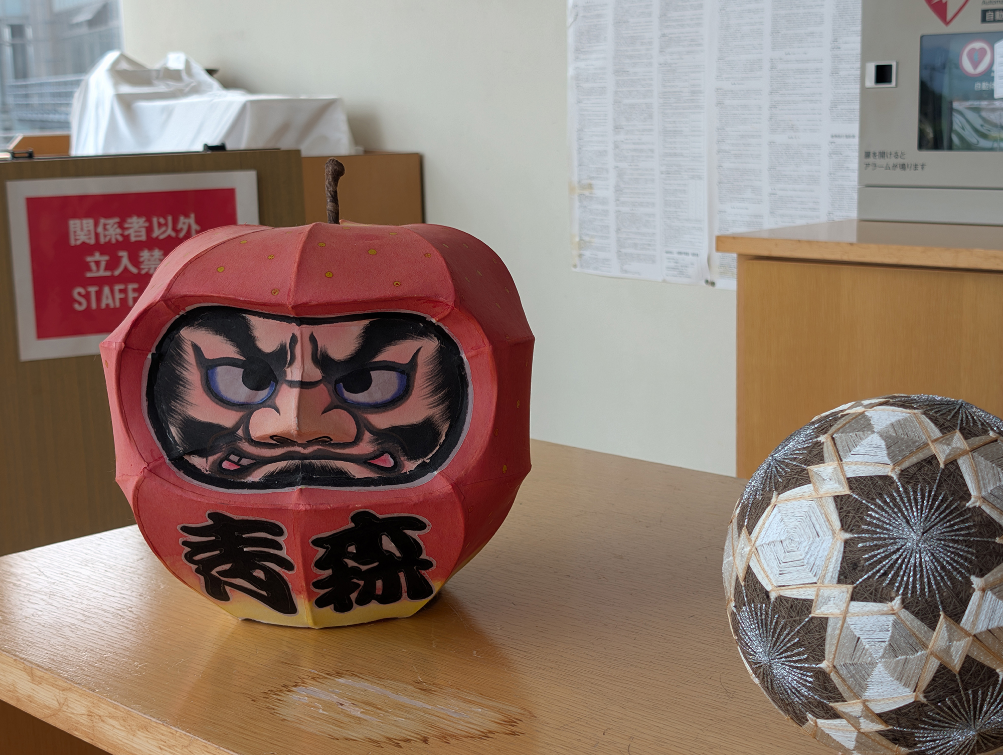 青森站的摆件-睡魔脸的苹果